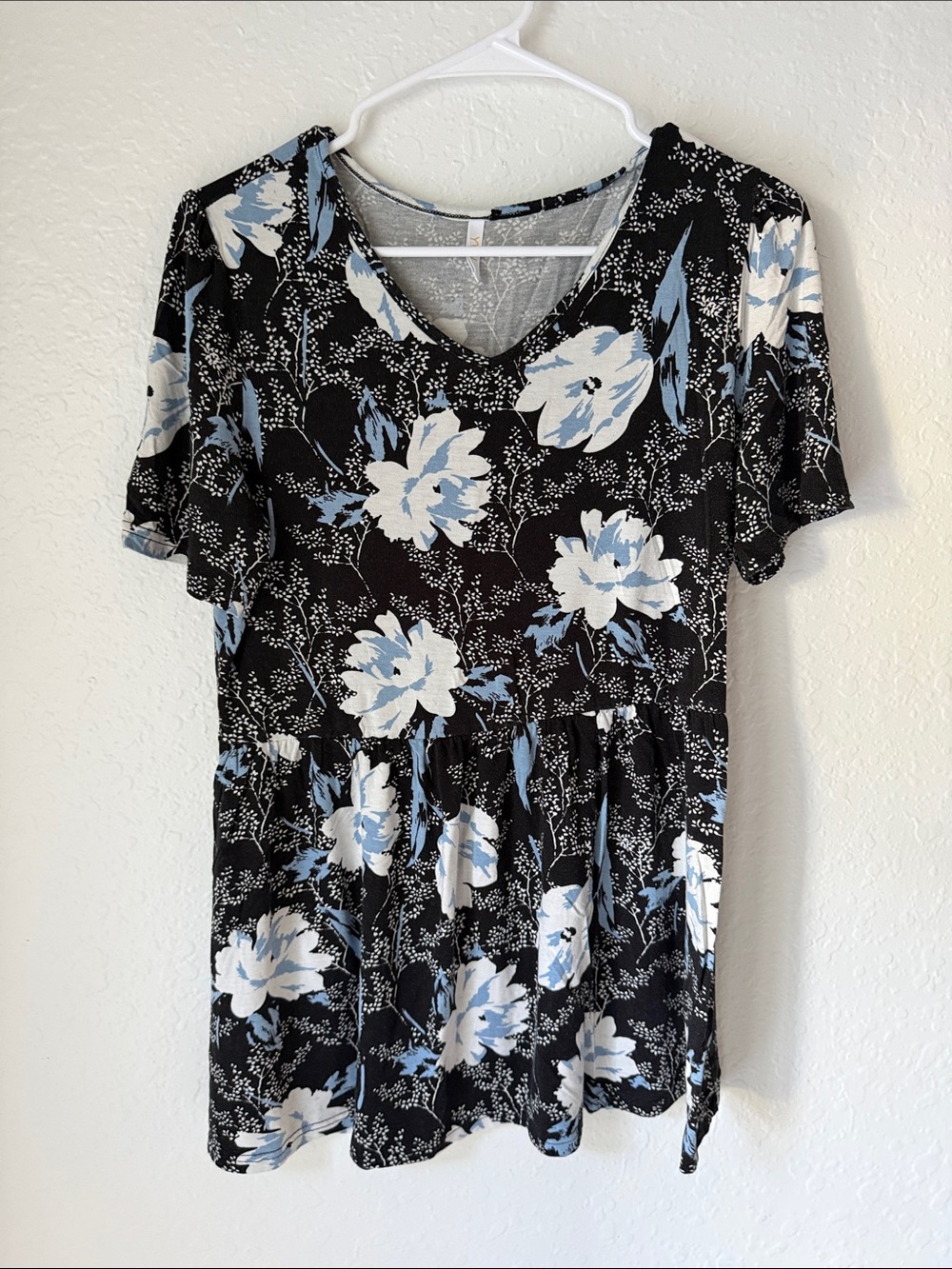 Black Floral V-Neck Peplum Top with Blue & White Blooms Size Large